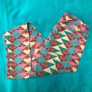 LuLaRoe pastel colored leggings w/triangle design